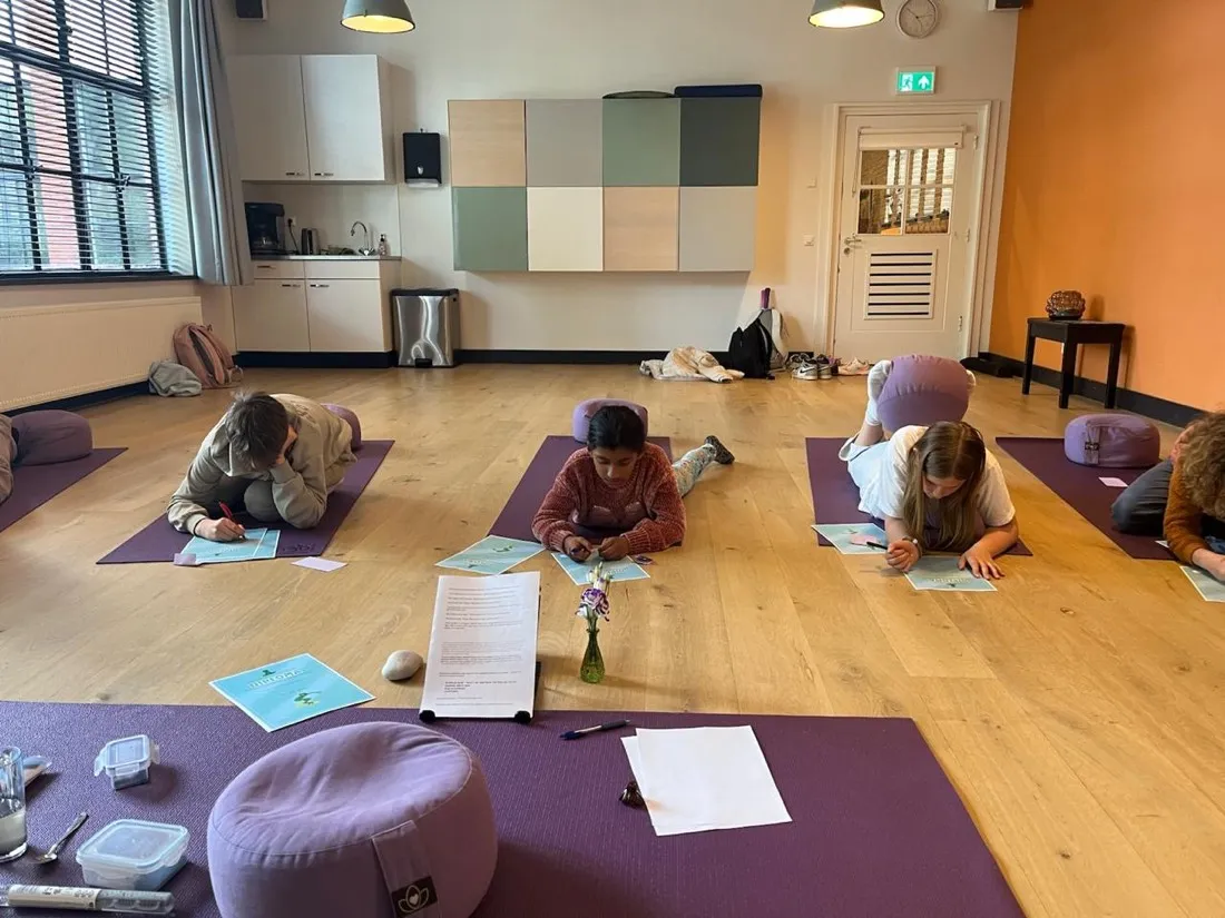 Children putting feelings into words on their mats
